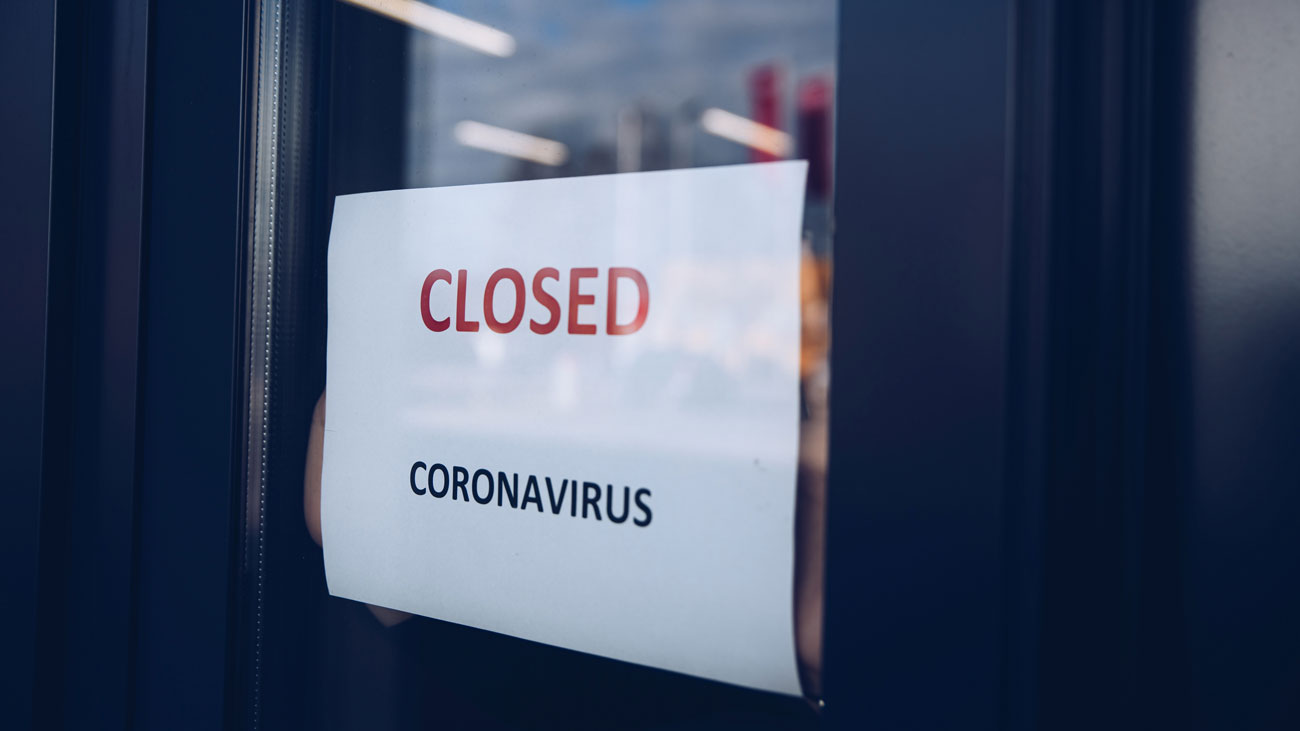 A closed due to Coronavirus sign on a door